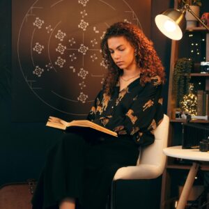 Lampka biurkowa do czytania – barwa i kąt, które nie męczą oczu